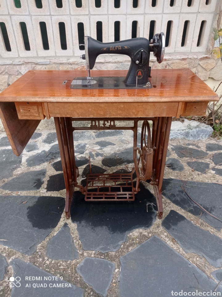 Antigüedades: Antigua maquina coser Alfa con mesa y pie metalico - Foto 1 - 237552670