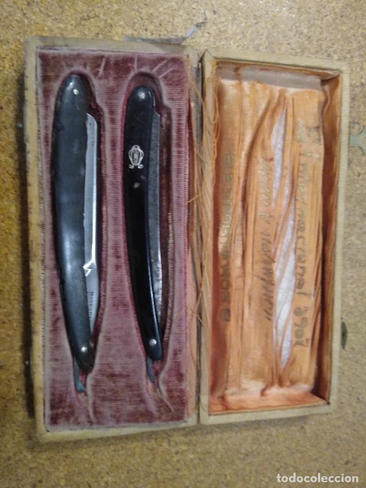 Antig&uuml;edades: Dos navajas de afeitar de barbero con estuche de madera original. - Foto 1
