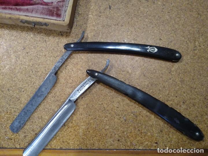 Antig&uuml;edades: Dos navajas de afeitar de barbero con estuche de madera original. - Foto 4
