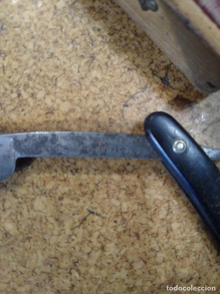 Antig&uuml;edades: Dos navajas de afeitar de barbero con estuche de madera original. - Foto 6