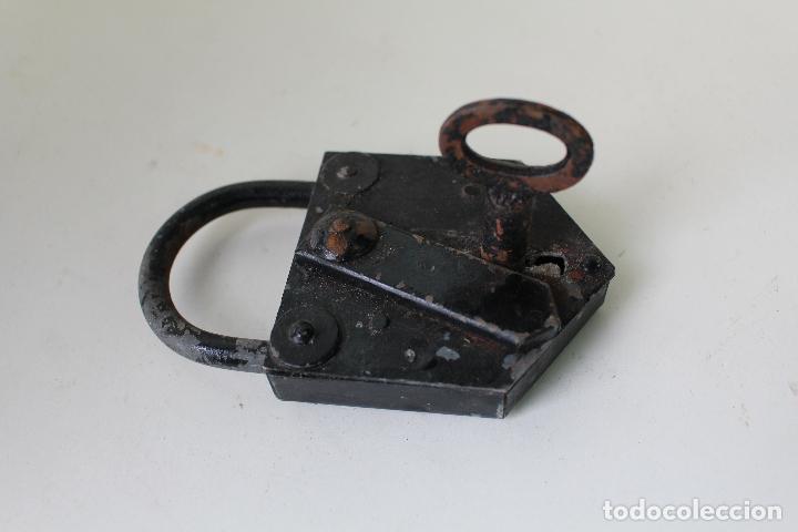 Antig&uuml;edades: ANTIGUO candado con llave - Foto 1