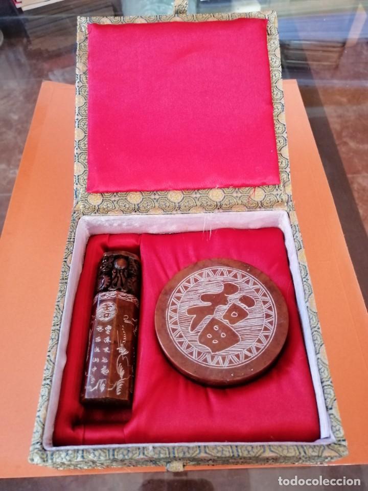 Antig&uuml;edades: ESTUCHE CON SELLO KOREANO Y RECIPIENTE CON LACRE ROJO - Foto 1