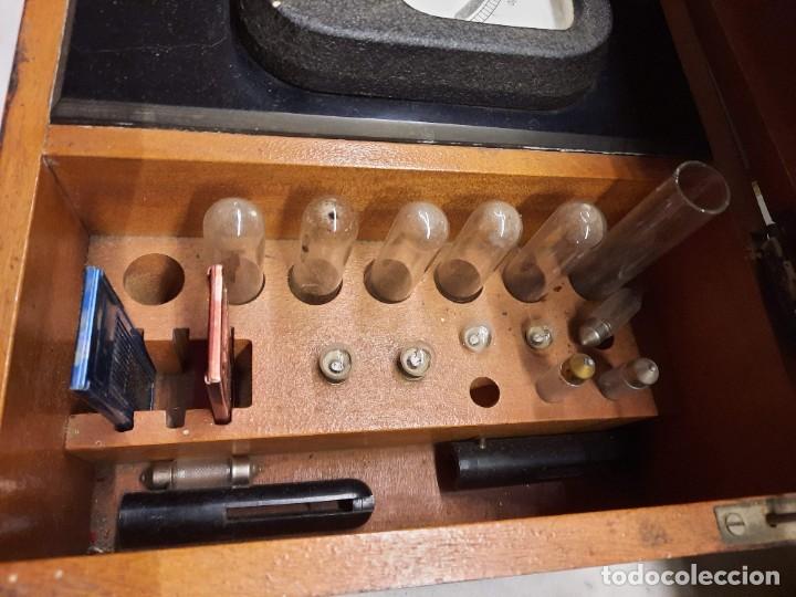 Antig&uuml;edades: CAJA CON INSTRUMENTAL ANTIGUO DE LABORATORIO ECL - Foto 2