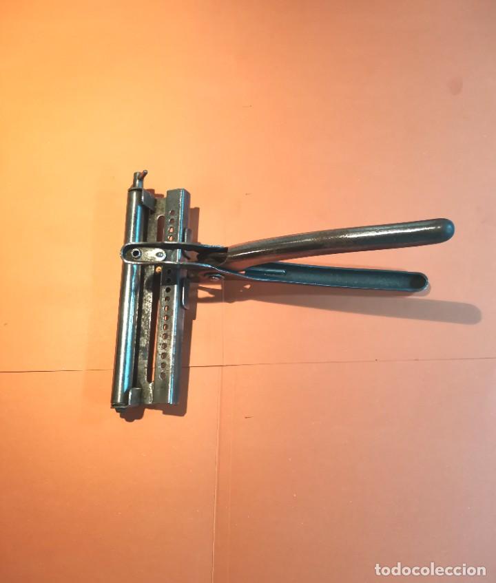 Antig&uuml;edades: SACABOCADOS.... SUPONGO.... PECULIAR - Foto 1