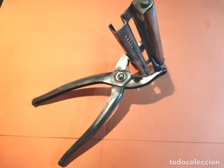Antig&uuml;edades: SACABOCADOS.... SUPONGO.... PECULIAR - Foto 2