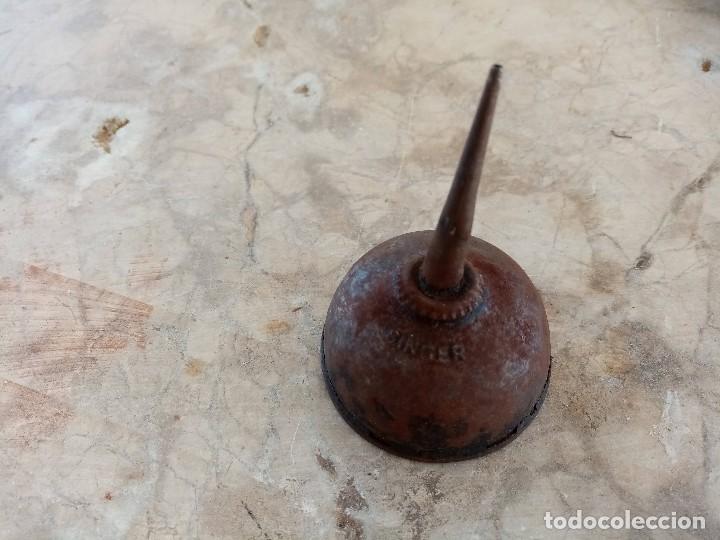Antig&uuml;edades: Aceitera Singer - Foto 1