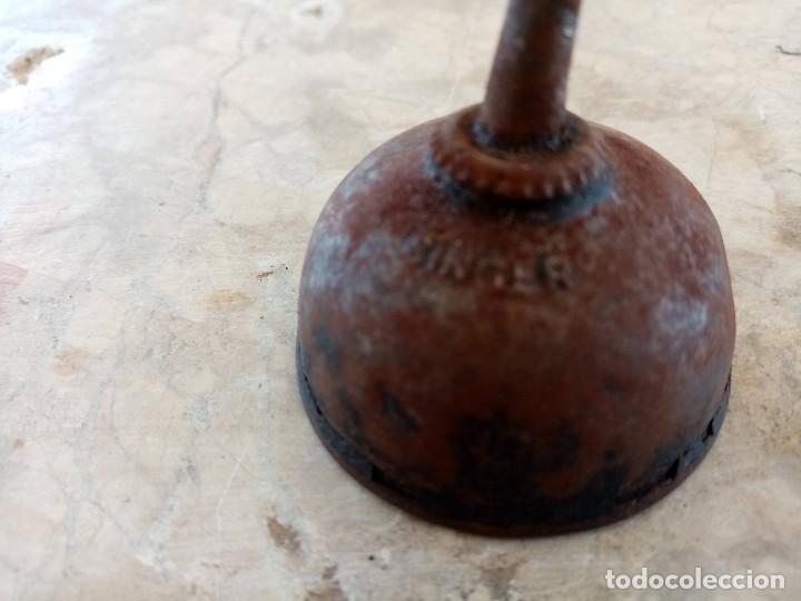 Antig&uuml;edades: Aceitera Singer - Foto 2