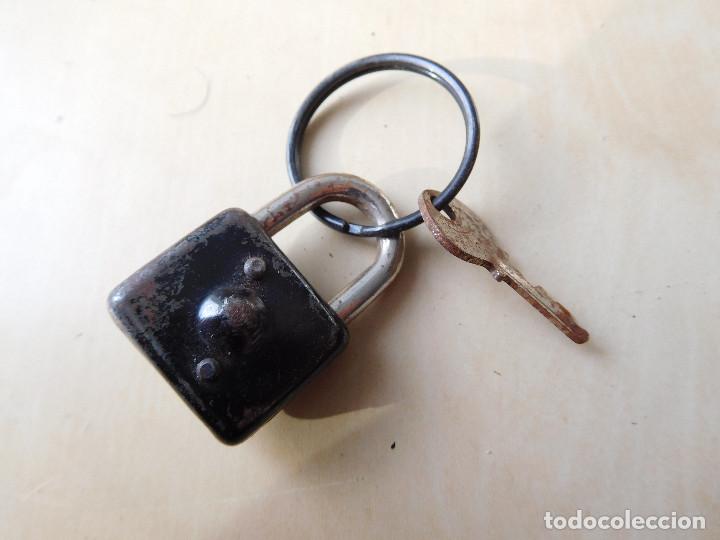 Antig&uuml;edades: Candado antiguo con llave antiguo - Foto 2