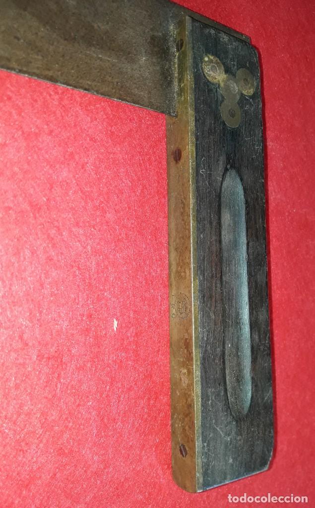 Antig&uuml;edades: ESCUADRA DE MADERA Y LATON - Foto 2