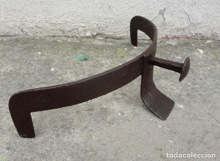 Antig&uuml;edades: Morillo antiguo de forja para chimenea referencia 3 - Foto 3