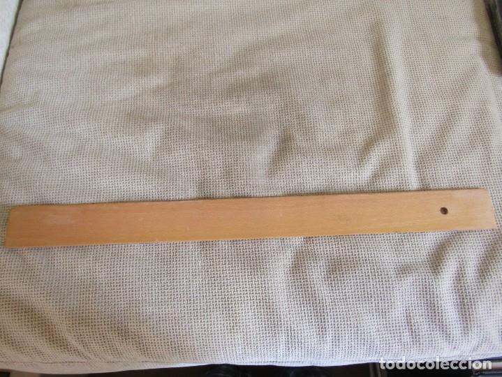Antig&uuml;edades: Antigua Regla de Madera 50 cm - Foto 2