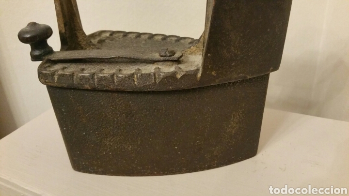 Antigüedades: Antigua Plancha de hierro para carbón con chimenea. Siglo XIX. - Foto 2 - 241543675