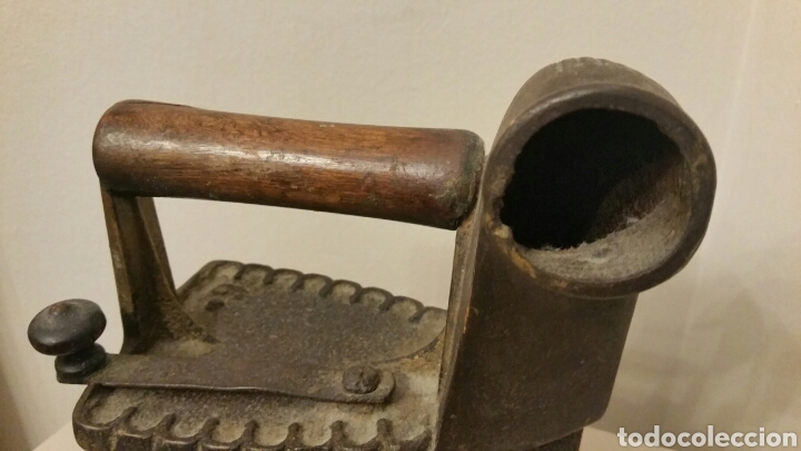 Antigüedades: Antigua Plancha de hierro para carbón con chimenea. Siglo XIX. - Foto 3 - 241543675