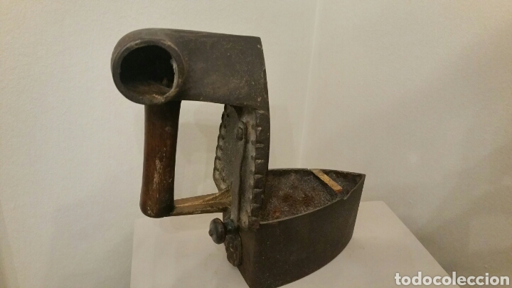 Antigüedades: Antigua Plancha de hierro para carbón con chimenea. Siglo XIX. - Foto 6 - 241543675