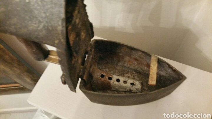 Antigüedades: Antigua Plancha de hierro para carbón con chimenea. Siglo XIX. - Foto 7 - 241543675