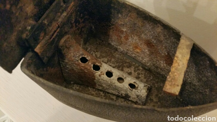 Antigüedades: Antigua Plancha de hierro para carbón con chimenea. Siglo XIX. - Foto 8 - 241543675