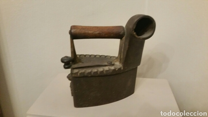 Antigüedades: Antigua Plancha de hierro para carbón con chimenea. Siglo XIX. - Foto 1 - 241543675