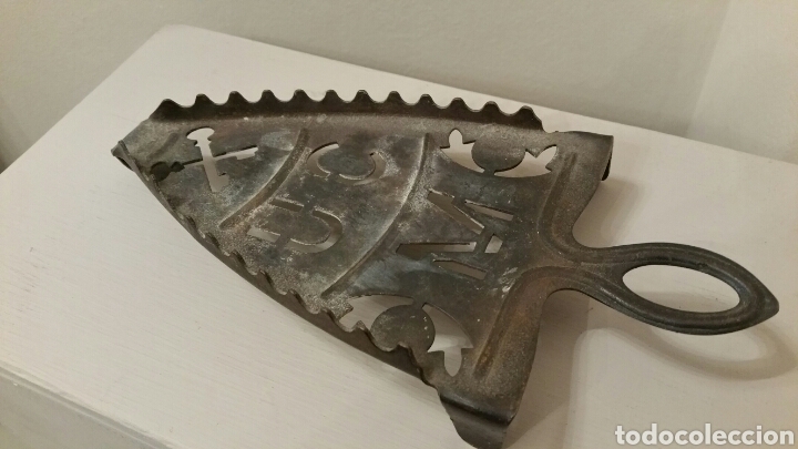 Antigüedades: Antiguo soporte de hierro para Plancha con carbón. UCM. Siglo XIX. - Foto 2 - 241780315