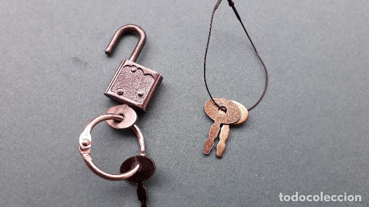 Antig&uuml;edades: mini candado con 4 llaves (3x2cm aprox) - Foto 3