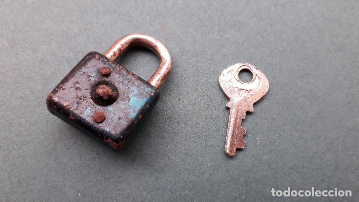 Antig&uuml;edades: mini candado con 1 llave (4x2cm aprox) - Foto 2