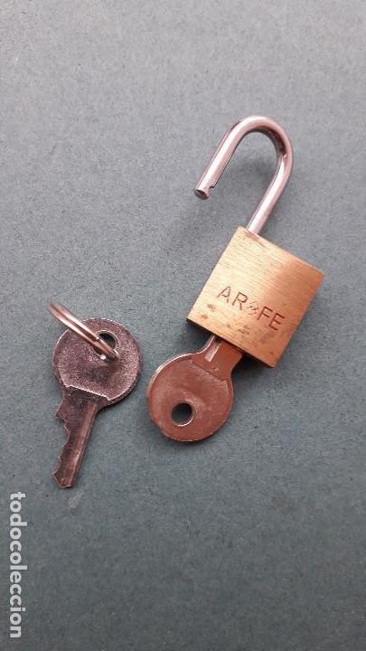 Antig&uuml;edades: mini candado de laton con 2 llaves, ar fe (3x2cm aprox) - Foto 1