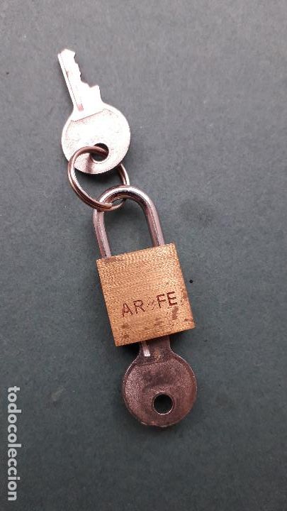 Antig&uuml;edades: mini candado de laton con 2 llaves, ar fe (3x2cm aprox) - Foto 2