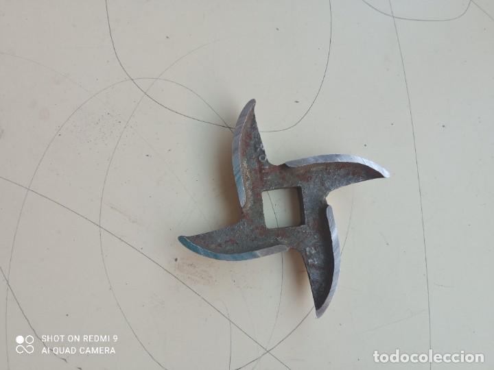 Antig&uuml;edades: CUCHILLA DE ACERO INOXIDABLE DE PICADORA - Foto 2