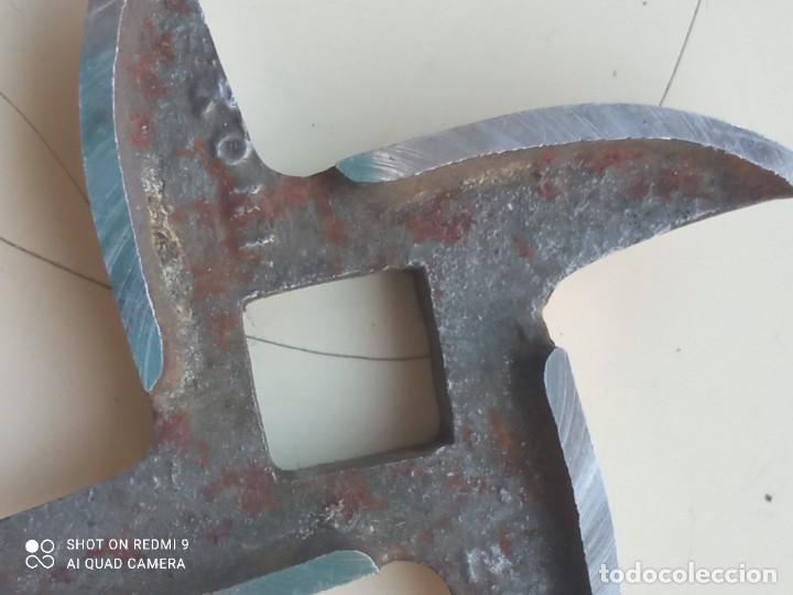 Antig&uuml;edades: CUCHILLA DE ACERO INOXIDABLE DE PICADORA - Foto 4