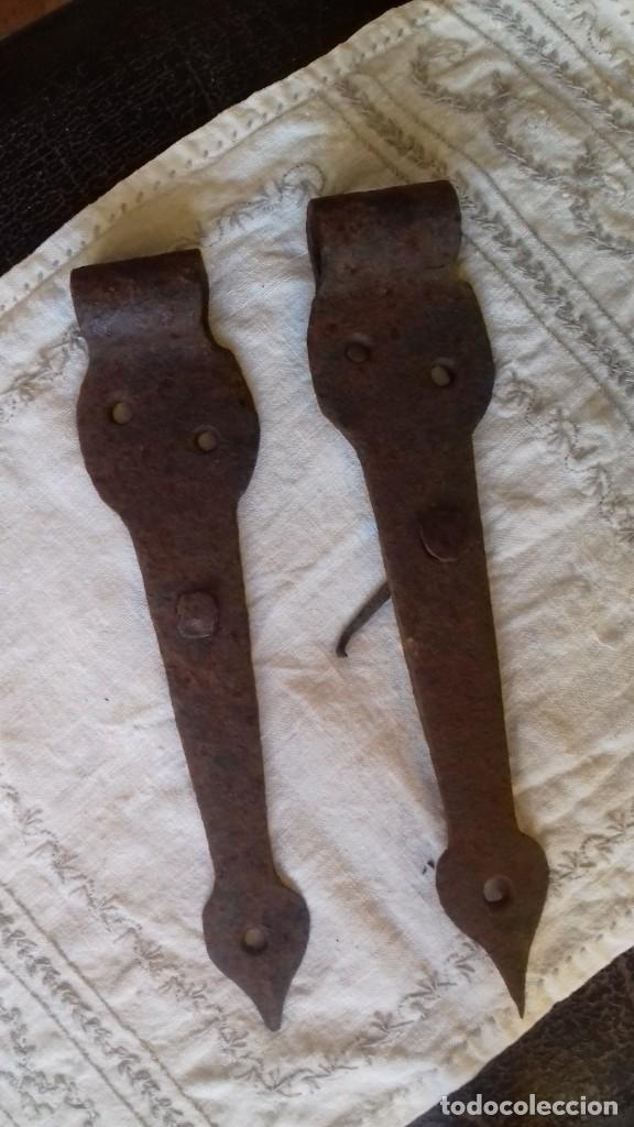 Antig&uuml;edades: Antiguas bisagras de hierro forjado. - Foto 2
