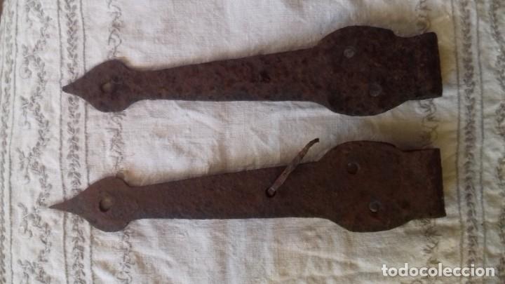 Antig&uuml;edades: Antiguas bisagras de hierro forjado. - Foto 3