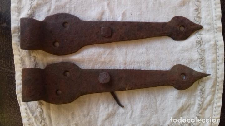 Antig&uuml;edades: Antiguas bisagras de hierro forjado. - Foto 1