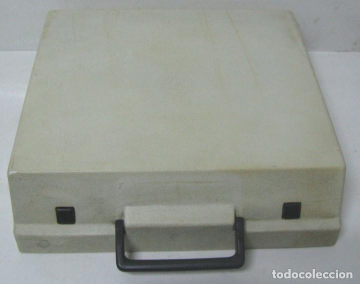 Antigüedades: Antigua maquina de escribir de viaje portatil marca Olympia traveller de luxe con maletin,excelente - Foto 2 - 248790135
