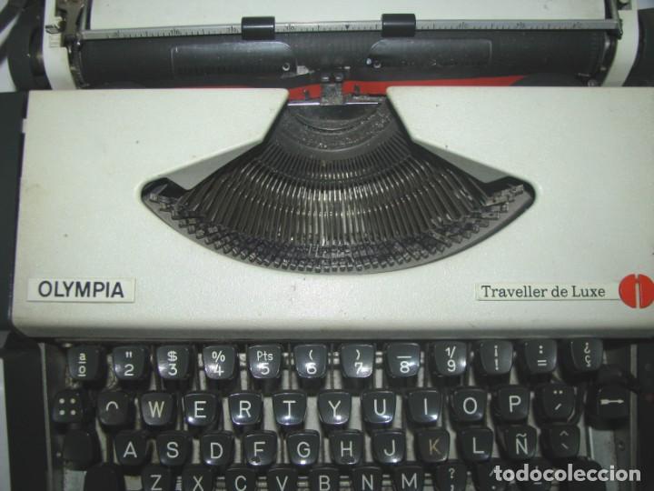 Antigüedades: Antigua maquina de escribir de viaje portatil marca Olympia traveller de luxe con maletin,excelente - Foto 5 - 248790135