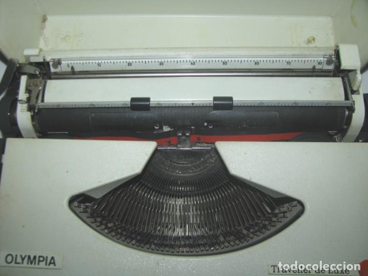 Antigüedades: Antigua maquina de escribir de viaje portatil marca Olympia traveller de luxe con maletin,excelente - Foto 6 - 248790135
