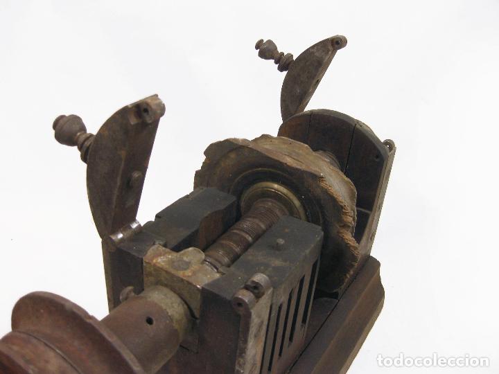 Antig&uuml;edades: ANTIGUO TORNO DE MADERA DE POLEA - Foto 6