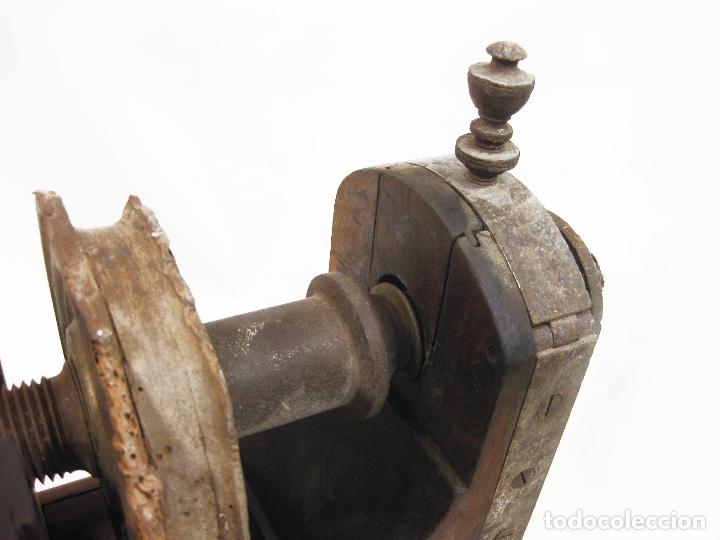 Antig&uuml;edades: ANTIGUO TORNO DE MADERA DE POLEA - Foto 7