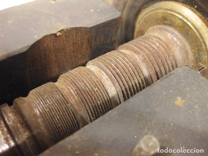 Antig&uuml;edades: ANTIGUO TORNO DE MADERA DE POLEA - Foto 9