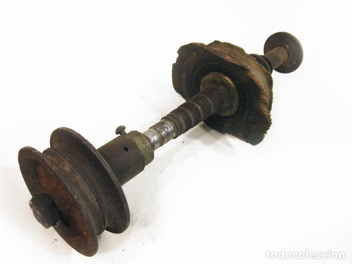 Antig&uuml;edades: ANTIGUO TORNO DE MADERA DE POLEA - Foto 13