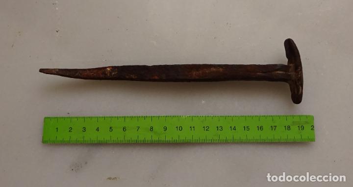 Antig&uuml;edades: CLAVO DE FORJA 19 CM - Foto 2