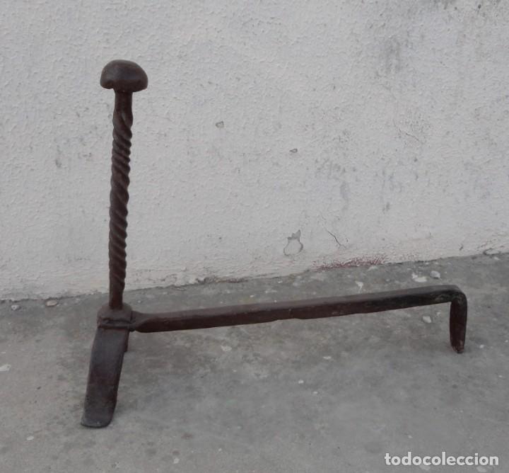 Antig&uuml;edades: Morillo antiguo de forja para chimenea referencia 10 - Foto 1