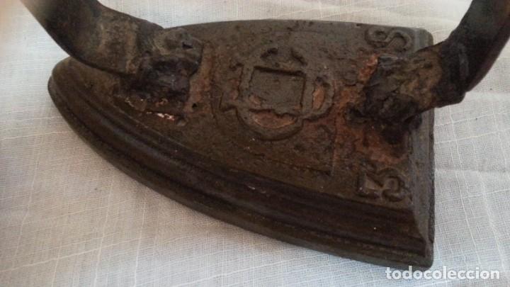 Antig&uuml;edades: Plancha antigua de hierro. - Foto 2