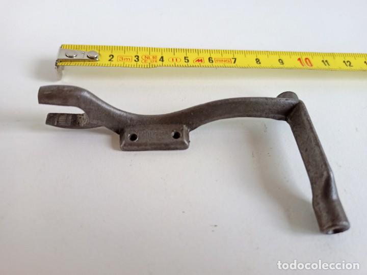 Antig&uuml;edades: Pieza m&aacute;quina de coser alfa - Foto 2
