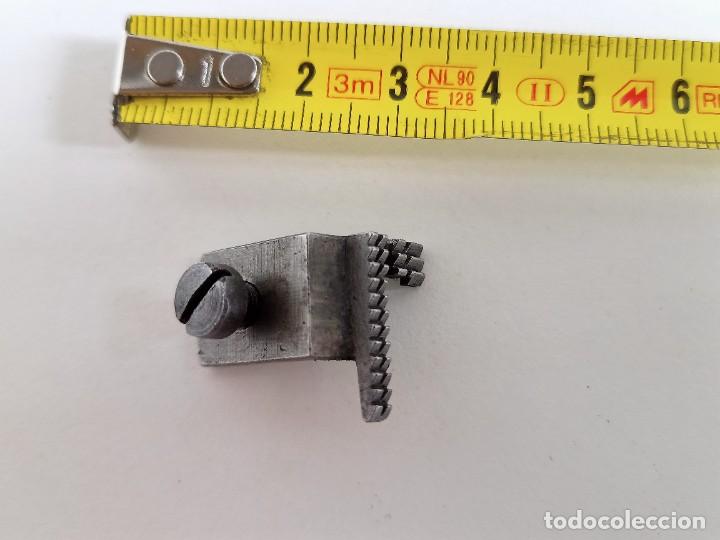 Antig&uuml;edades: Prensatelas m&aacute;quina de coser singer. Ref 8321 - Foto 2