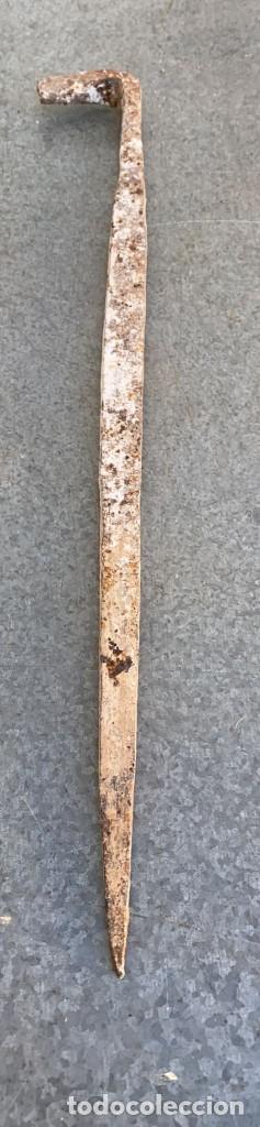 Antig&uuml;edades: CLAVO DE FORJA ANTIGUO DE 42 CMS. DE LONGITUD - Foto 1