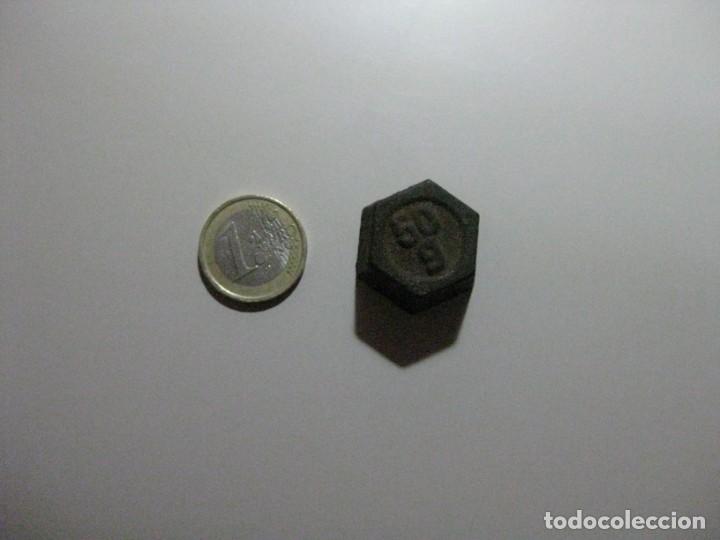 Antig&uuml;edades: ANTIGUA Y PEQUE&Ntilde;A PESA DE 50 G - Foto 1