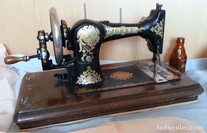 Antig&uuml;edades: M&aacute;quina de coser marca Jones. - Foto 1