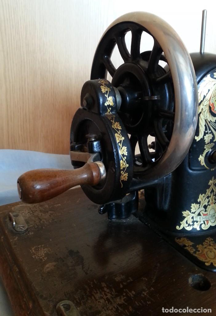 Antig&uuml;edades: M&aacute;quina de coser marca Jones. - Foto 2