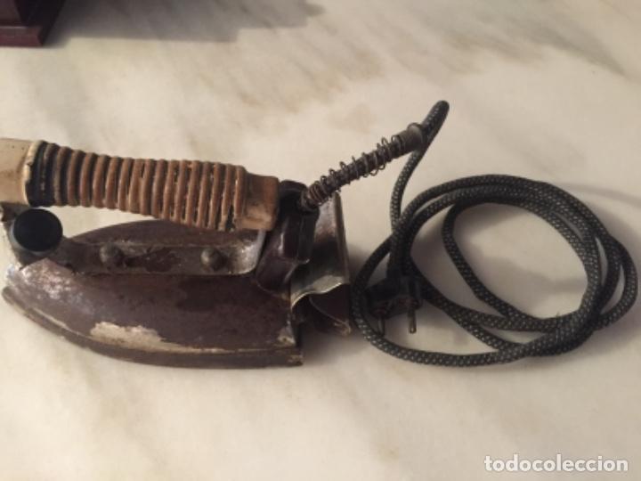 Antig&uuml;edades: Plancha el&eacute;ctrica antigua - Foto 1