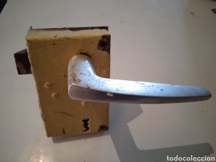 Antig&uuml;edades: Cerrada con maneta - Foto 1
