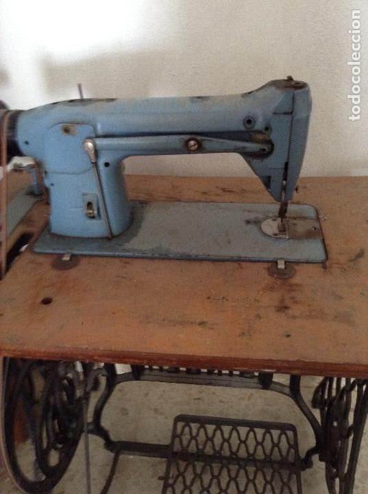 Antig&uuml;edades: Maquina de coser singer funciona , es profesional , - Foto 3